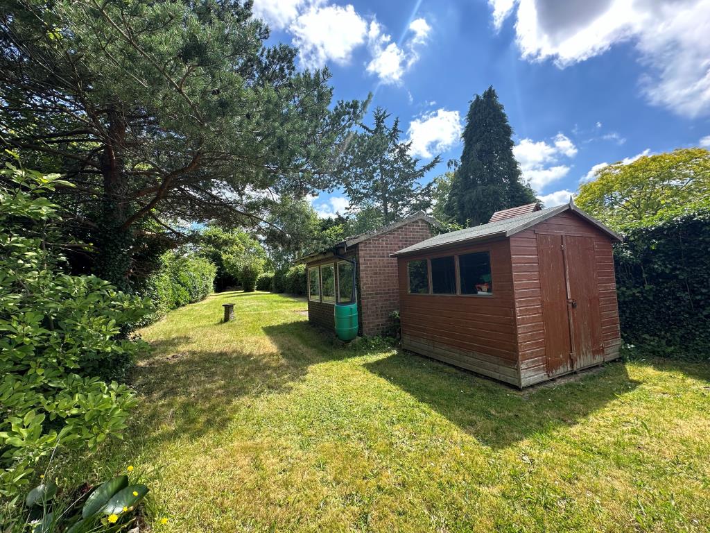 Lot: 63 - DETACHED HOUSE FOR REPAIR WITH POTENTIAL - Extensive gardens with summer house and shed
